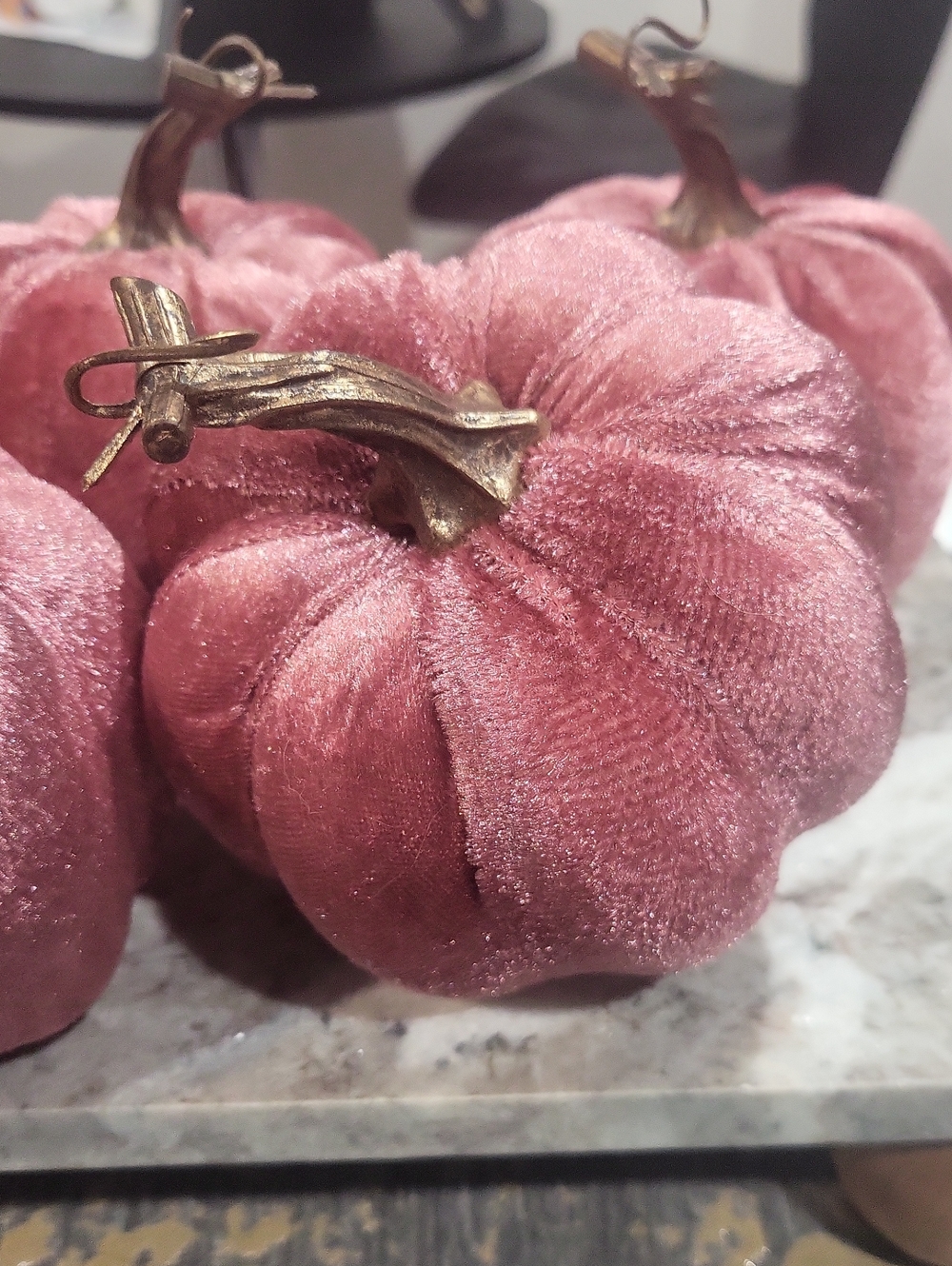 NEW🎃 PRE-LOVED🩷 Pink Velvet Decorative Pumpkins - Set Of 5 - Picture 4 of 5